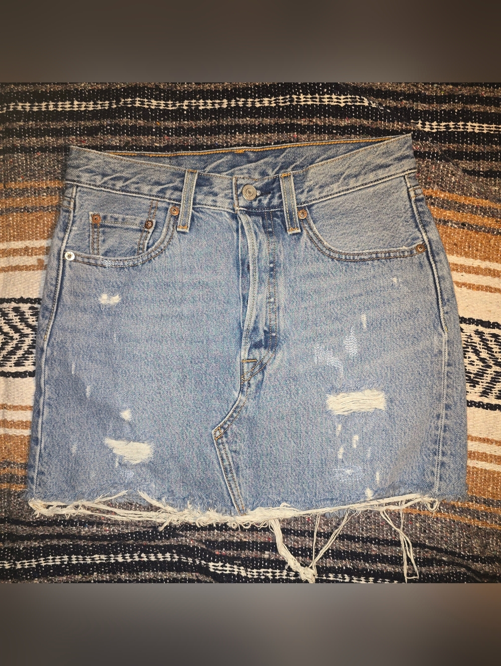 Levi's blue denim mini skirt with frayed hem size 26